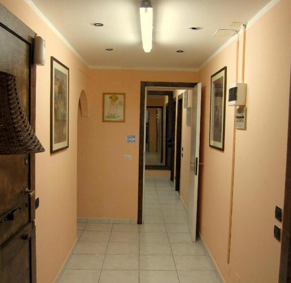 اتاق استاندارد یک تخته با سرویس بهداشتی مشترک, Star Hostel
