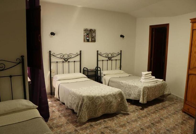اتاق کلاسیک سه تخته, Hostal La Alberca