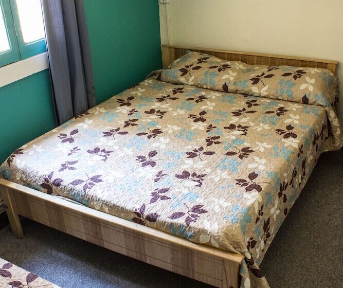 标准三人间, Hostal Forestal