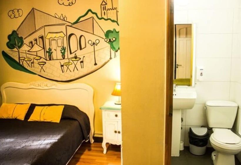 标准三人间共用浴室, Hostal Forestal