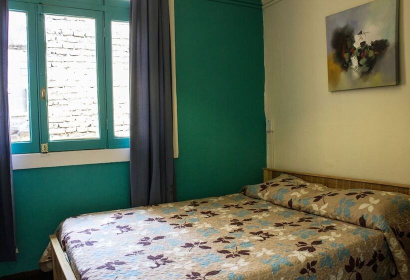 标准三人间共用浴室, Hostal Forestal