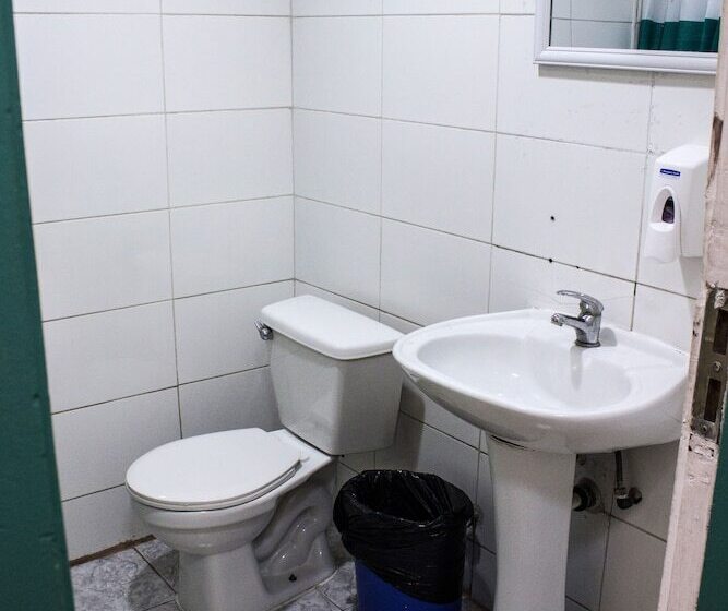 带共用浴室的标准房间, Hostal Forestal