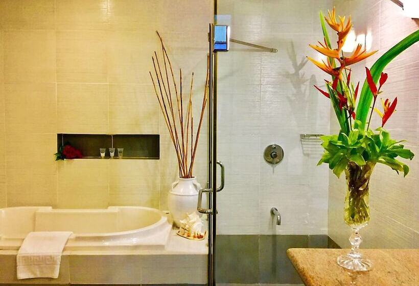 Люкс, Fairways And Bluewater Boracay