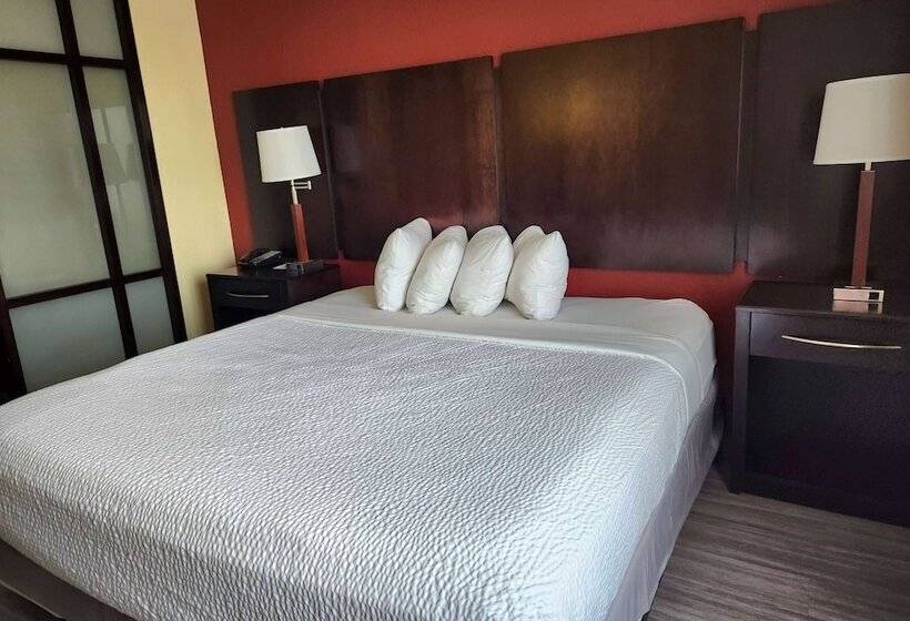 Люкс, Days Inn & Suites By Wyndham Houston / West Energy Corridor