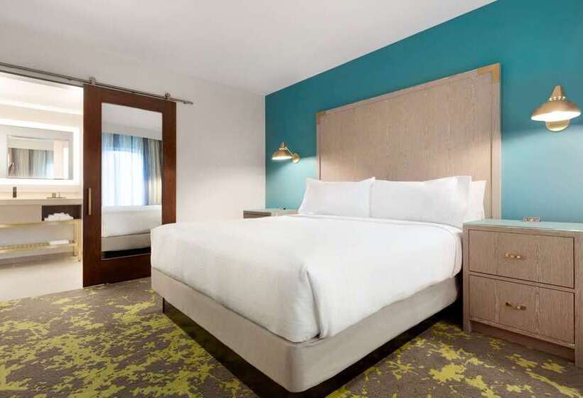 스위트 킹사이즈 침대, Doubletree By Hilton Front Royal Blue Ridge Shadows