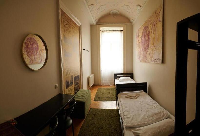 اتاق استاندارد, Old City Hostel