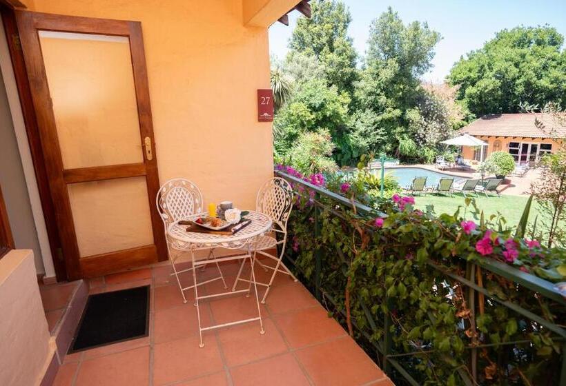 سوییت, Little Tuscany Boutique