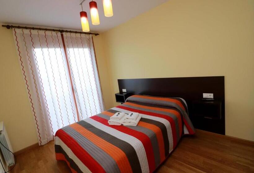 Апартаменты 3 Спальни, Hostal Casasnovas
