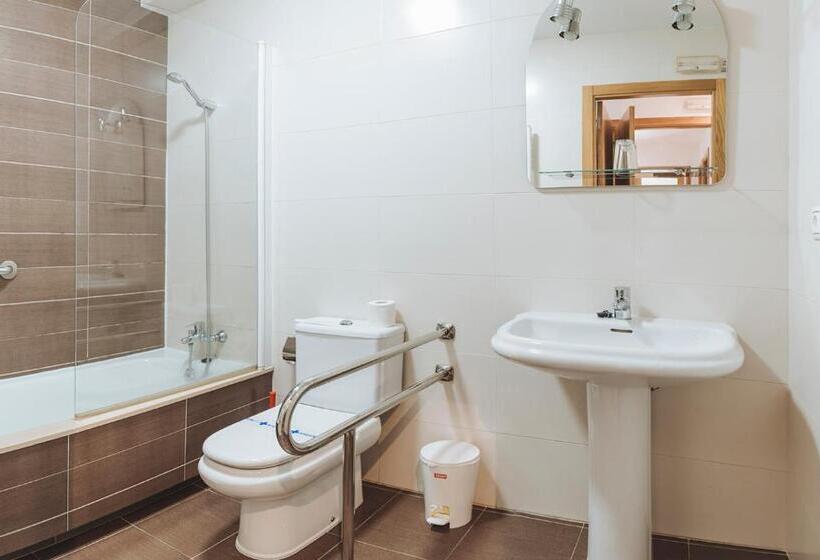 Апартаменты 3 Спальни, Hostal Casasnovas