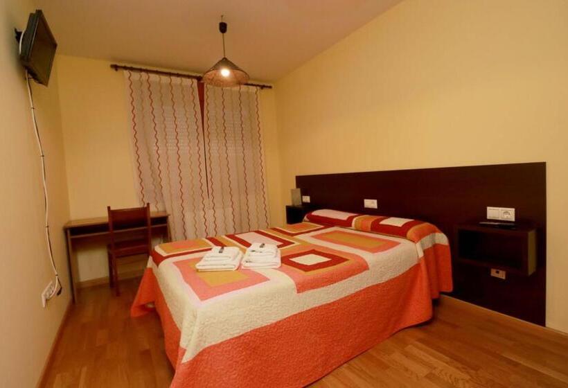 Апартаменты 3 Спальни, Hostal Casasnovas