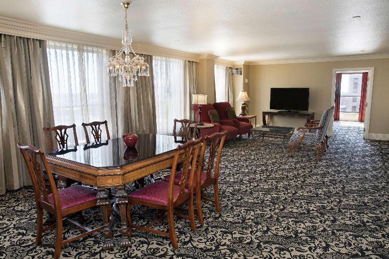 Suite King Size Bed, President Abraham Lincoln Springfield   Doubletree By Hilton