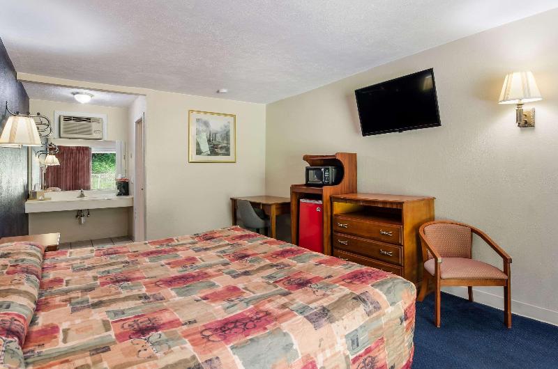 带大床的标准间, Rodeway Inn Church Hill  Tri Cities Area