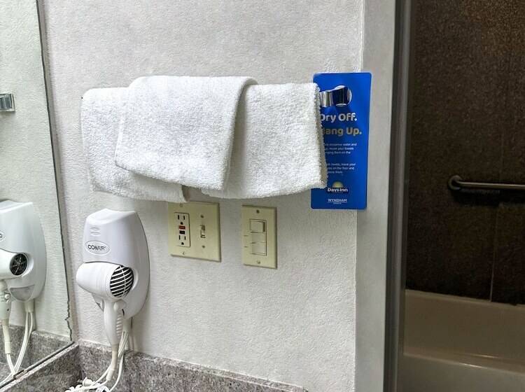 스위트, Days Inn & Suites By Wyndham Opelousas