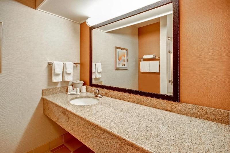 带大床的标准工作室, Fairfield Inn & Suites By Marriott Saratoga Malta