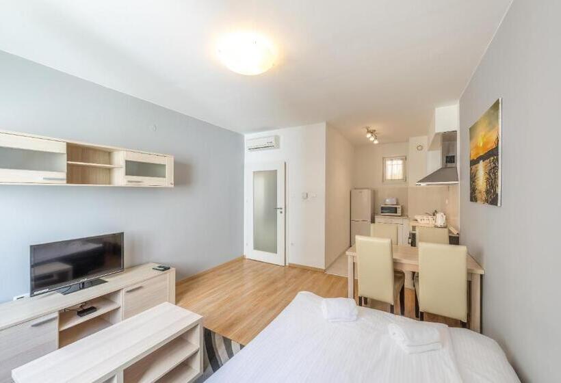 Апартаменты 1 Спальня, Corvin Plaza Apartments & Suites