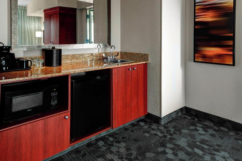 キングサイズベッドのスイートルーム, Courtyard By Marriott Anniston Oxford