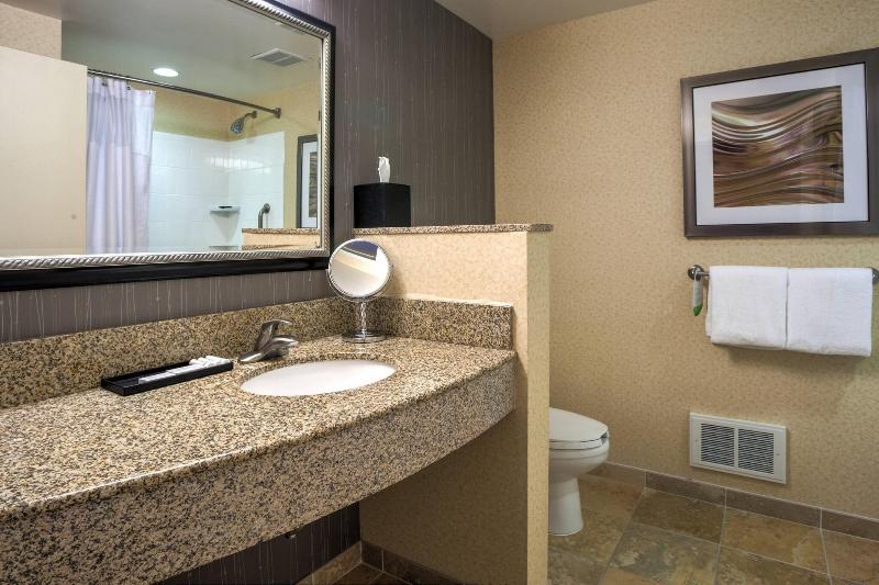 스탠다드 룸 킹사이즈 침대, Courtyard By Marriott Hadley Amherst
