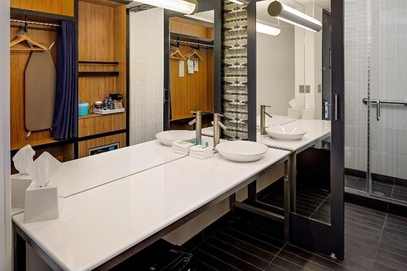 带大床的标准间, Aloft Chapel Hill