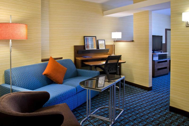 带大床的套房, Fairfield Inn & Suites By Marriott Watertown Thousand Islands