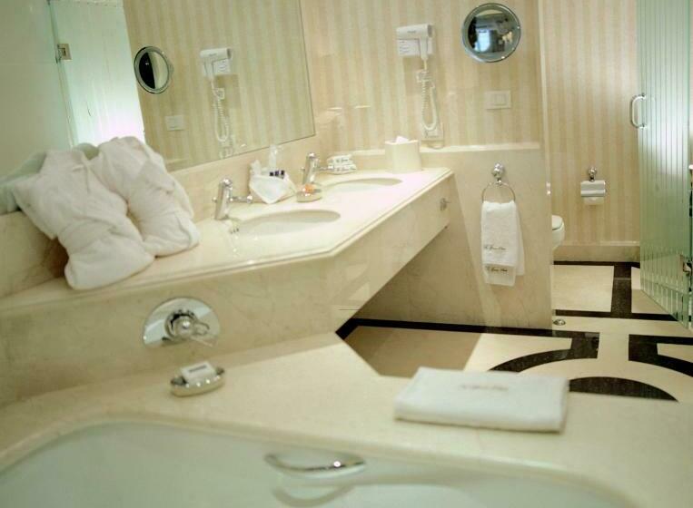 Deluxe Suite King Bed, The Green Park Hotel Boutique