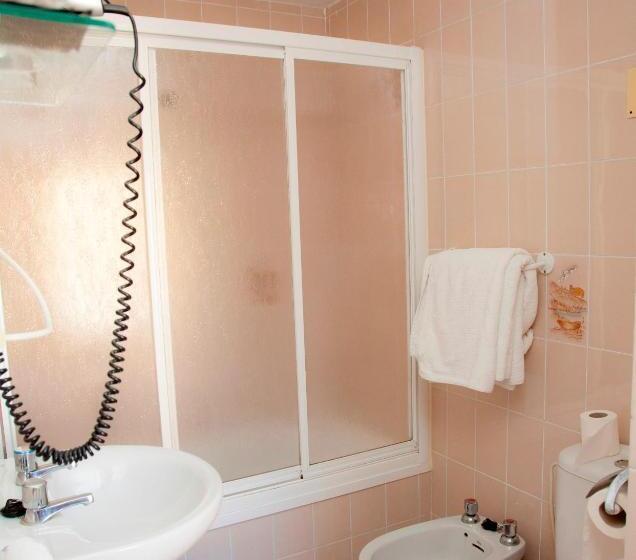 Standard Kolmen Hengen Huone, Hostal Paris
