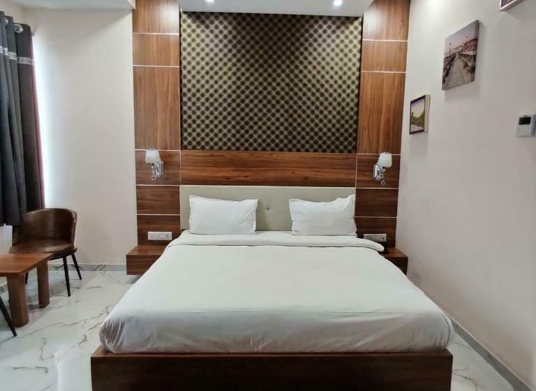 اتاق لوکس, Vadpadraka Hotel And Resort