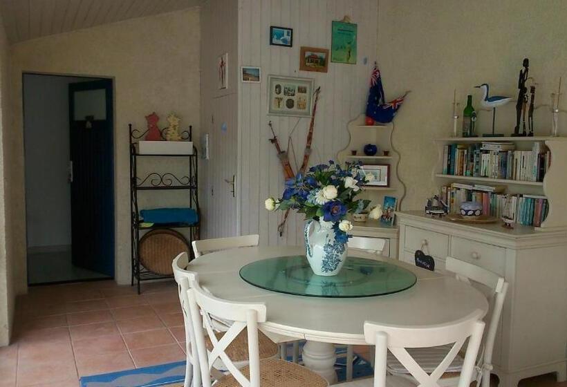Номер Стандарт Вид на Бассейн, Chambre D Hôtes Armoise