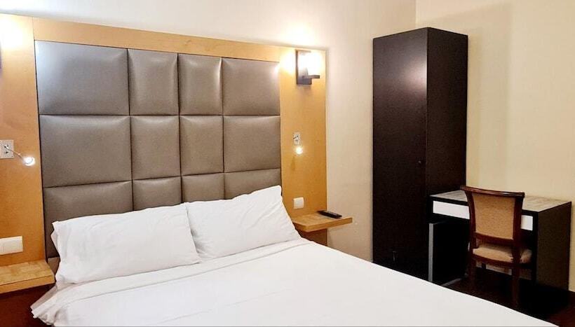 Standard Room Shared Bathroom, De France 18
