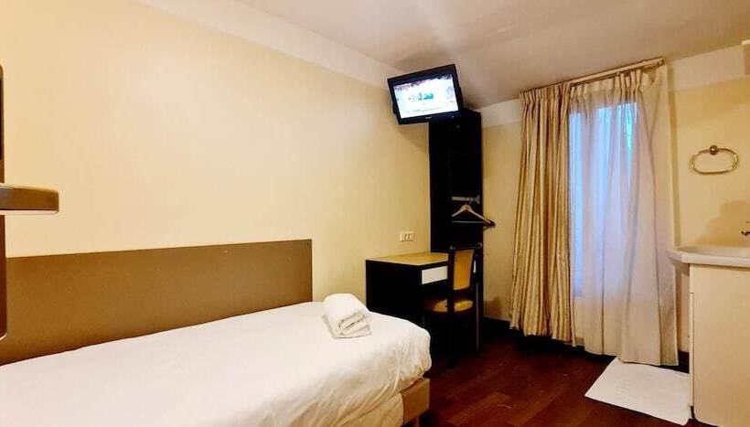Standard Single Room Shared Bathroom, De France 18
