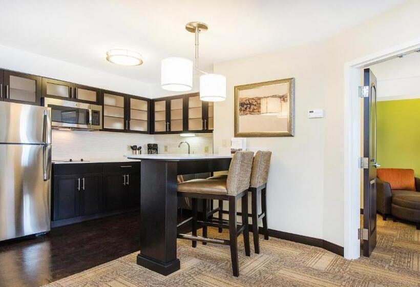 带大床的套房, Staybridge Suites West Edmonton, An Ihg