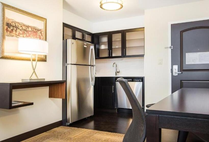带四张床的标准工作室, Staybridge Suites West Edmonton, An Ihg
