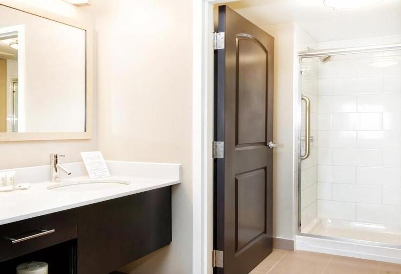 适合残疾人士使用的带超级大床的标准间, Staybridge Suites West Edmonton, An Ihg