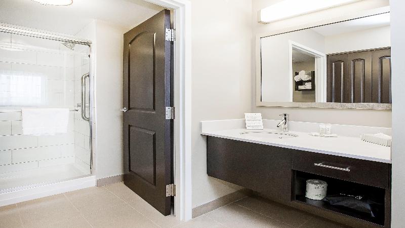 带大床的标准工作室, Staybridge Suites West Edmonton, An Ihg