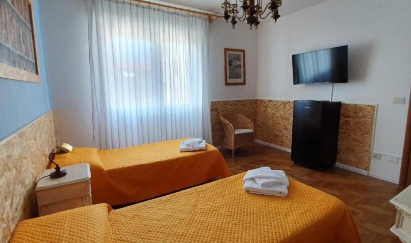 스탠다드 룸 공동 욕실, Venice Treviso Airport Bed