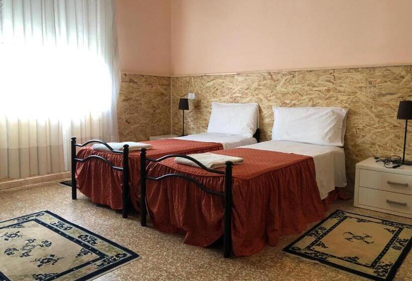 이코노미 룸 공용욕실, Venice Treviso Airport Bed