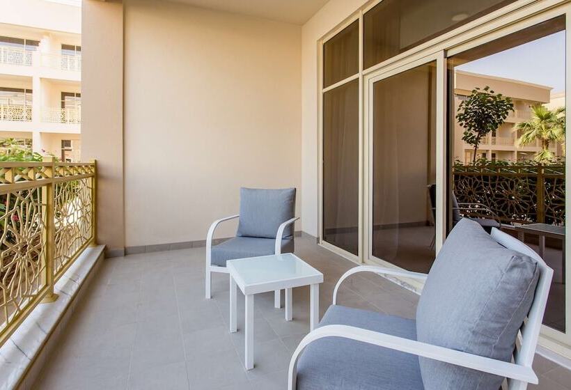 Вилла 3 Спальни, Radisson Hotel Riyadh Airport