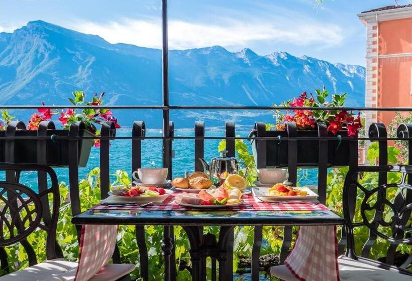 غرفة سوبيريور إطلالة على البحيرة, Albergo Ristorante Montebaldo