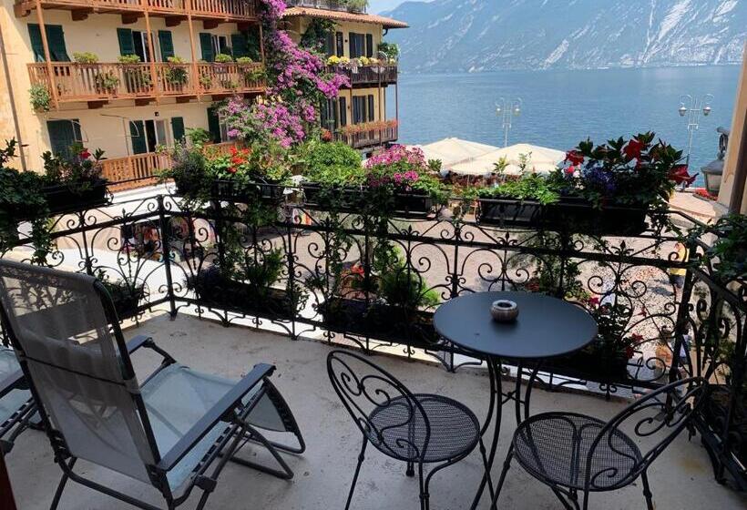 استوديو قياسي مطل على البحيرة, Albergo Ristorante Montebaldo