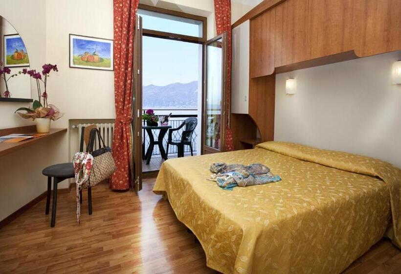 اتاق استاندارد با چشم‌انداز دریاچه, Merano
