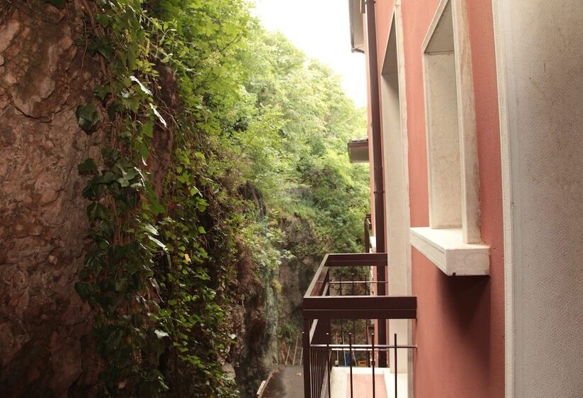 اتاق اکونومی, Merano