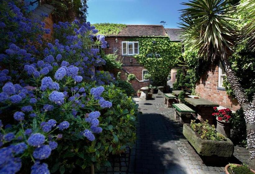 اتاق خانوادگی, The Greyhound Coaching Inn
