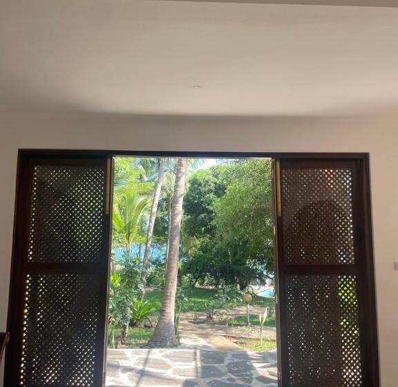 اتاق استاندارد سه نفره, Shimoni Reef Lodge