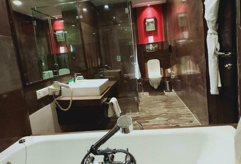 带大床的套房, Ramada Ajmer