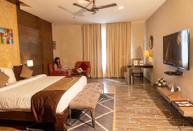 带大床的套房, Ramada Ajmer