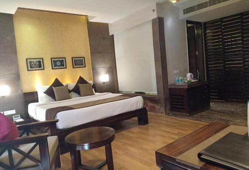 带大床的套房, Ramada Ajmer