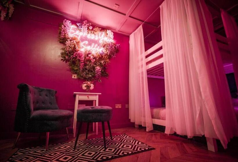 Апартаменты 1 Спальня, The Ultimate Hen Suite With Bar & Makeup Room