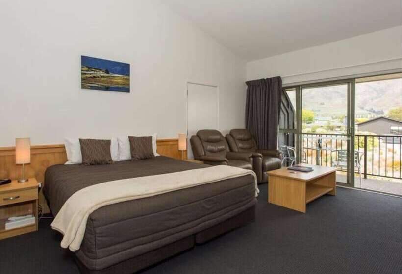 스탠다드 스튜디오, Clearbrook Motel & Serviced Apartments