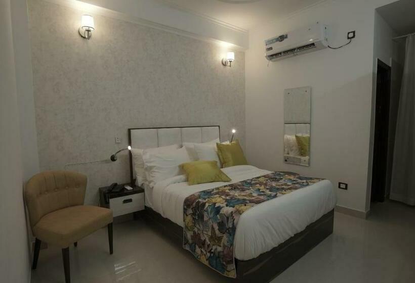 Номер Deluxe, M K Hotel And Restaurant
