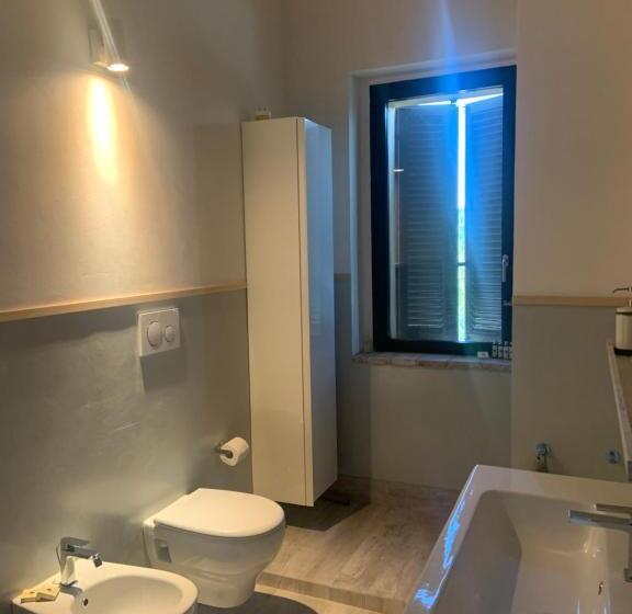 اتاق لوکس با تخت بزرگ, Borgo Crispiero