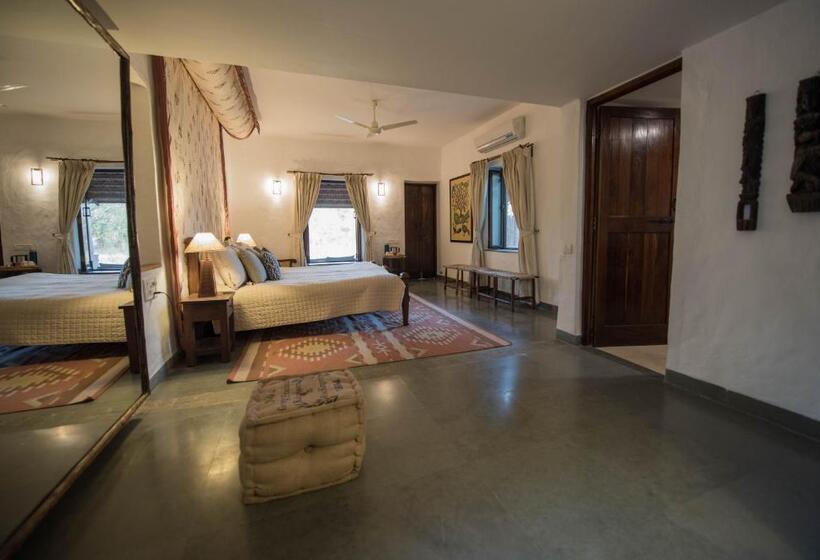 小室, Forsyth Lodge